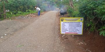 Dongkrak Perekenomian Warga, Pemdes Damarraja Aspal Jalan Usaha Tani