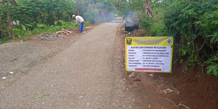Dongkrak Perekenomian Warga, Pemdes Damarraja Aspal Jalan Usaha Tani
