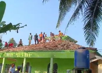 Warga Sampora Berjibaku Lakukan Gotong Royong Rehab Masjid