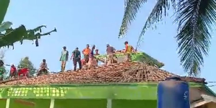 Warga Sampora Berjibaku Lakukan Gotong Royong Rehab Masjid