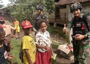 Kunjungi Anak-Anak Di Perbatasan, Satgas Yonif 310/KK Bagikan Makanan Dan Susu