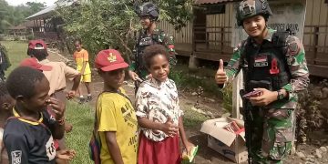 Kunjungi Anak-Anak Di Perbatasan, Satgas Yonif 310/KK Bagikan Makanan Dan Susu