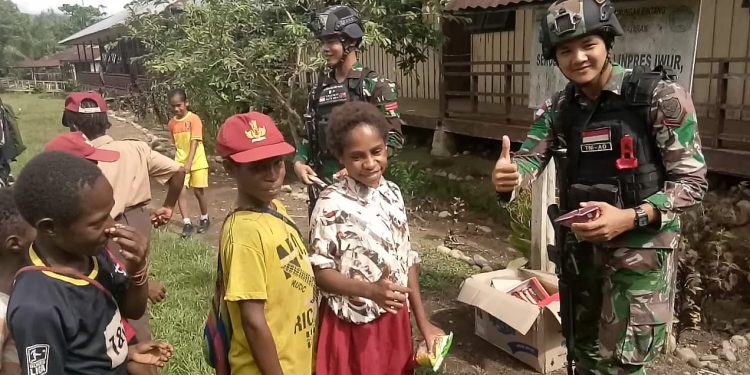 Kunjungi Anak-Anak Di Perbatasan, Satgas Yonif 310/KK Bagikan Makanan Dan Susu