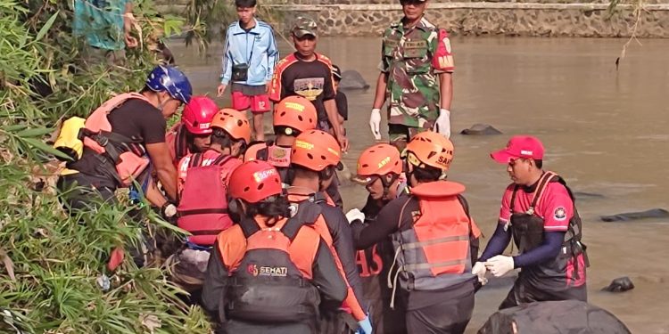 Dua Hari Pencairan, Tim SAR Akhirnya Temukan Bocah Hanyut di Sungai Cicatih