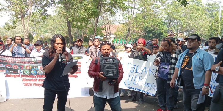 Tolak RUU Penyiaran, Ratusan Jurnalis Sukabumi Gelar Aksi di Kantor DPRD Kabupaten Sukabumi