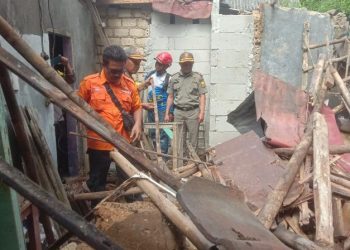 Hujan Deras Disertai Angin Kencang Manguyur Parakansalak Sukabumi, dan Sekitarnya, Sejumlah Rumah Warga Roboh