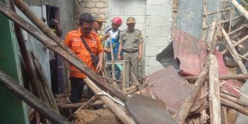 Hujan Deras Disertai Angin Kencang Manguyur Parakansalak Sukabumi, dan Sekitarnya, Sejumlah Rumah Warga Roboh