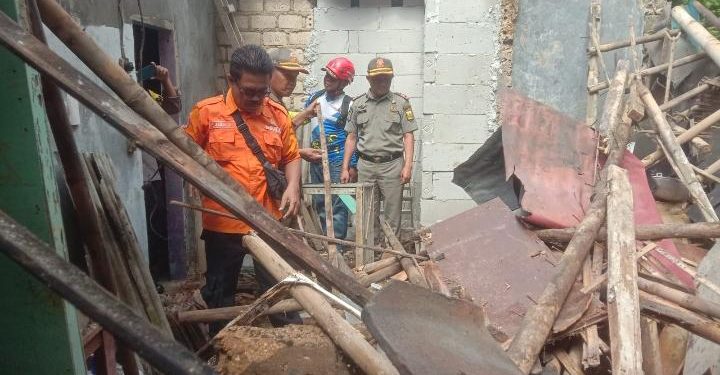 Hujan Deras Disertai Angin Kencang Manguyur Parakansalak Sukabumi, dan Sekitarnya, Sejumlah Rumah Warga Roboh