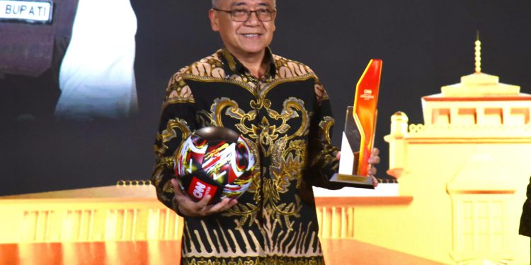 Harumkan Kab. Sukabumi, H. Iyos Somantri Toreh Penghargaan Outstanding Nature Conservation Leader CNN Indonesia Awards 2024