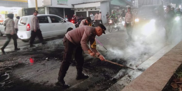 Hari Tani Nasional, Ratusan Petani dan Mahasiswa Kepung Kantor DPTR Kab. Sukabumi