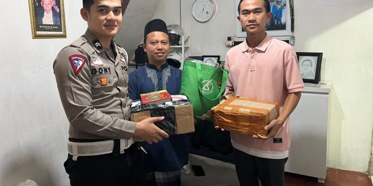 Sisihkan Gajinya Sebagai Satlantas Polres Sukabumi, Briptu Dony Sedekah Al-quran dan Perangkat Alat Sholat