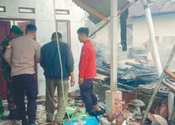 Diduga Korsleting Listrik, Dua Rumah di Kadudampit Sukabumi Hangus Terbakar
