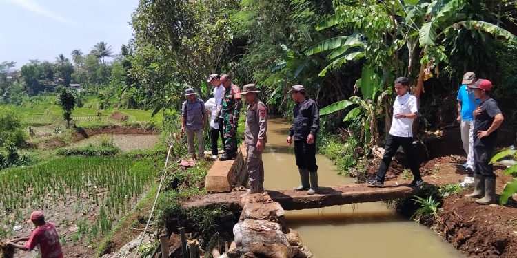 Camat Warungkiara Ajak Warga Tiga Desa Kerjabakti Tanggulangi Jebolnya Irigasi