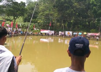 Bersama Koalisi Iyos-Zaenul, Ratusan Orang Asik Ikuti Mancing Gratis