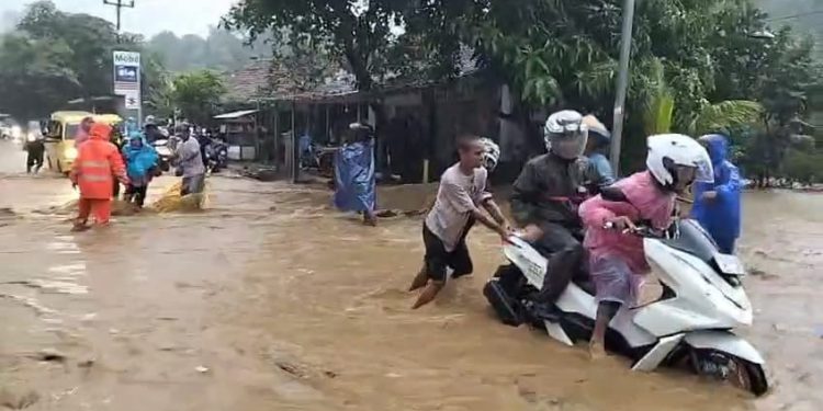 Jalan Nasional Bagbagan – Kiara Dua Sukabumi Banjir, Ini Penyebabnya
