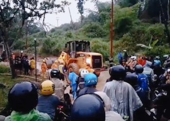 Jalan Cijangkar Tertutup Material Longsor Hebat, PU Pemprov Terjunkan Alat Berat