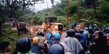 Jalan Cijangkar Tertutup Material Longsor Hebat, PU Pemprov Terjunkan Alat Berat