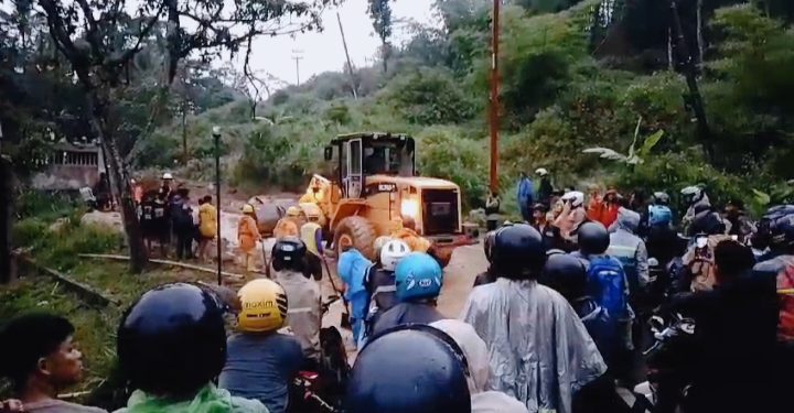 Jalan Cijangkar Tertutup Material Longsor Hebat, PU Pemprov Terjunkan Alat Berat