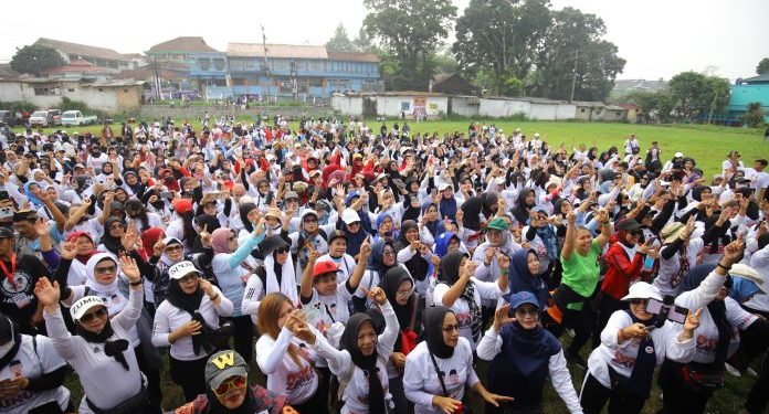 Ribuan Masyarakat se-Dapil II, ASIK Ikuti Jalan Santai dan Gowes Iyos-Zaenul