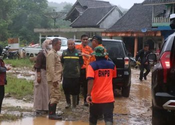 Bupati Sukabumi Tinjau Penyaluran Bantuan Untuk Masyarakat Terdampak Banjir di Dua Kecamatan