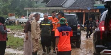 Bupati Sukabumi Tinjau Penyaluran Bantuan Untuk Masyarakat Terdampak Banjir di Dua Kecamatan