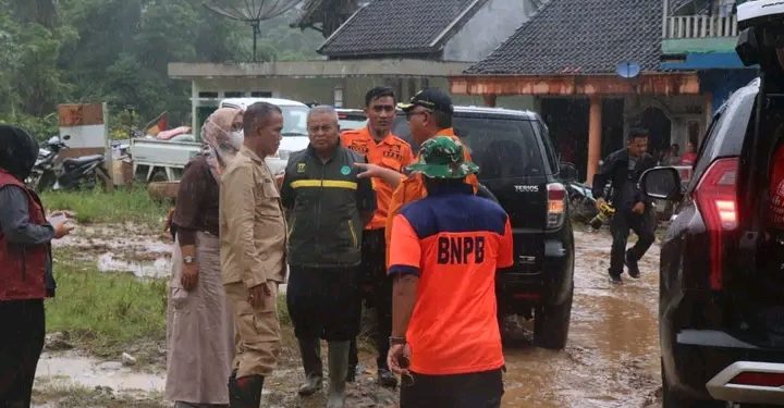 Bupati Sukabumi Tinjau Penyaluran Bantuan Untuk Masyarakat Terdampak Banjir di Dua Kecamatan