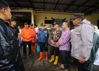 Tinjau Pergerakan Tanah di Balekambang, Wakbup Iyos Somantri Distribusikan Bantuan 5 Ton Beras