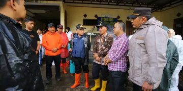 Tinjau Pergerakan Tanah di Balekambang, Wakbup Iyos Somantri Distribusikan Bantuan 5 Ton Beras