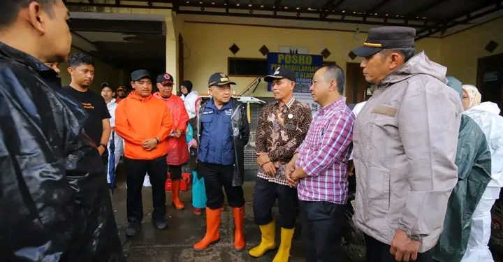 Tinjau Pergerakan Tanah di Balekambang, Wakbup Iyos Somantri Distribusikan Bantuan 5 Ton Beras