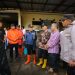 Tinjau Pergerakan Tanah di Balekambang, Wakbup Iyos Somantri Distribusikan Bantuan 5 Ton Beras