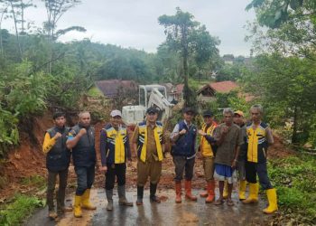 Akses Jalan Jampangkulon Tertutup Longsor, Dinas PU Kabupaten Sukabumi Terjunkan Alat Berat