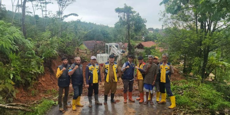Akses Jalan Jampangkulon Tertutup Longsor, Dinas PU Kabupaten Sukabumi Terjunkan Alat Berat