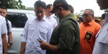 Wapres RI Gibran Rakabuming Raka Tinjau Pengungsian Bencana di Desa Sukamaju Sukabumi