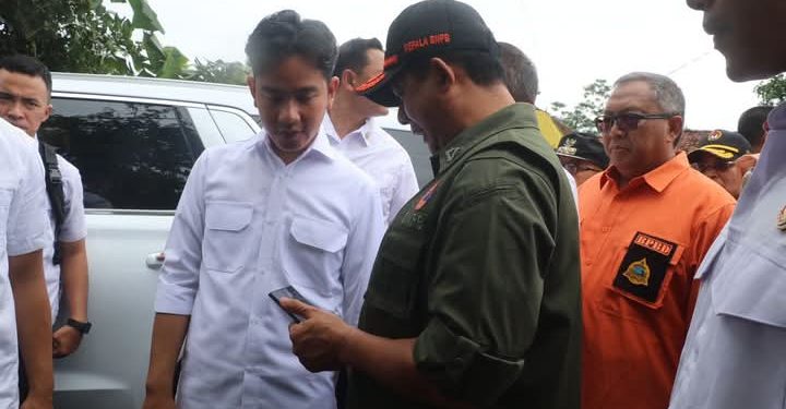Wapres RI Gibran Rakabuming Raka Tinjau Pengungsian Bencana di Desa Sukamaju Sukabumi