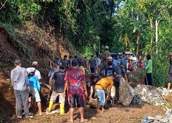 Gotongroyong Bersihkan Material Longsor, Pemdes Bantarkalong Bentuk Tim