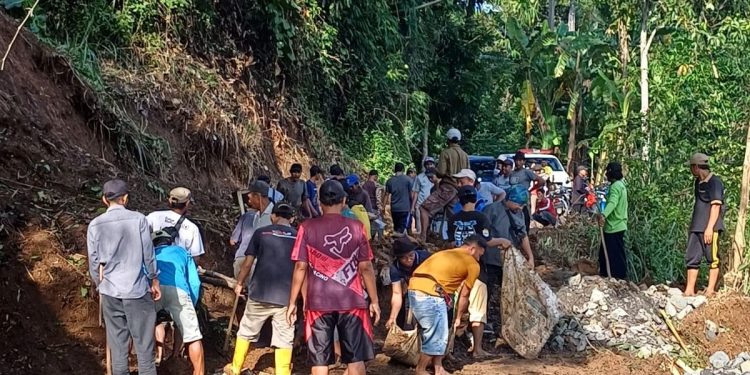 Gotongroyong Bersihkan Material Longsor, Pemdes Bantarkalong Bentuk Tim