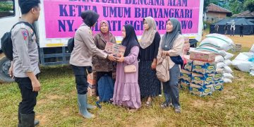 Bencana di Sukabumi, Polsek Lengkong Terjun Berikan Bantuan Logistik Pengobatan Hingga Trauma Healing