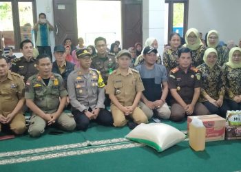 Kejari Kab. Sukabumi Berikan Bantuan Sembako, Warga Terdampak Bencana di Warungkiara Sumringah