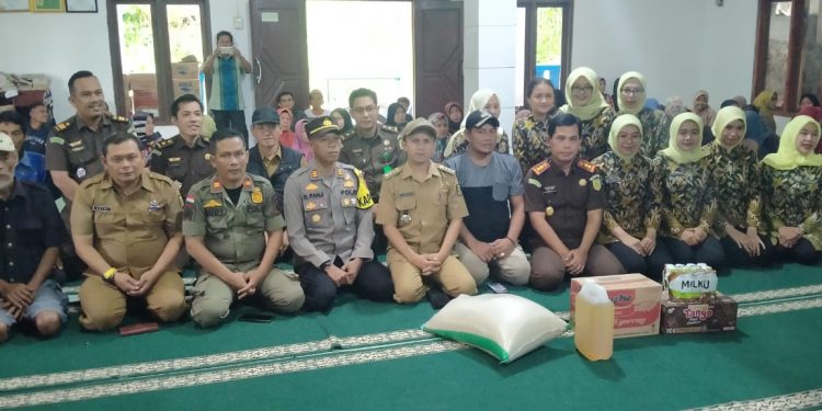 Kejari Kab. Sukabumi Berikan Bantuan Sembako, Warga Terdampak Bencana di Warungkiara Sumringah