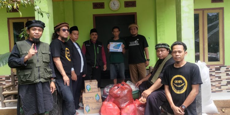 Ormas GEMPA Barjibaku Terjun Distribusikan Bantuan Untuk Warga Terdampak Bencana di Cianjur Selatan Sukabumi
