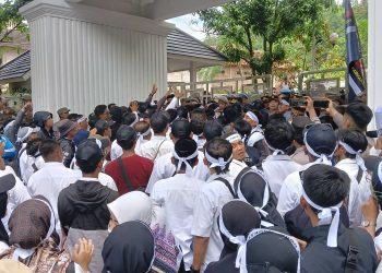 Aksi Damai Guru Honorer di Depan Gedung DPRD Kab. Sukabumi Sempat Memanas, Ini Pemicunya