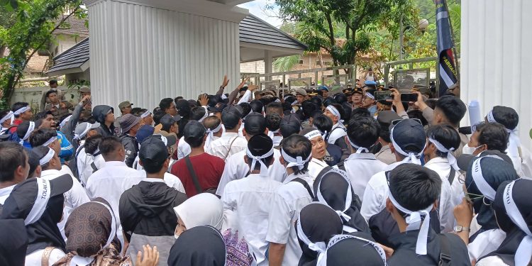 Aksi Damai Guru Honorer di Depan Gedung DPRD Kab. Sukabumi Sempat Memanas, Ini Pemicunya