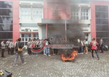 Soroti Buruknya Pelayanan dan Dugaan Mark Up Anggaran, Puluhan Aliansi AMI Geruduk Kantor Disdukcapil Kab. Sukabumi