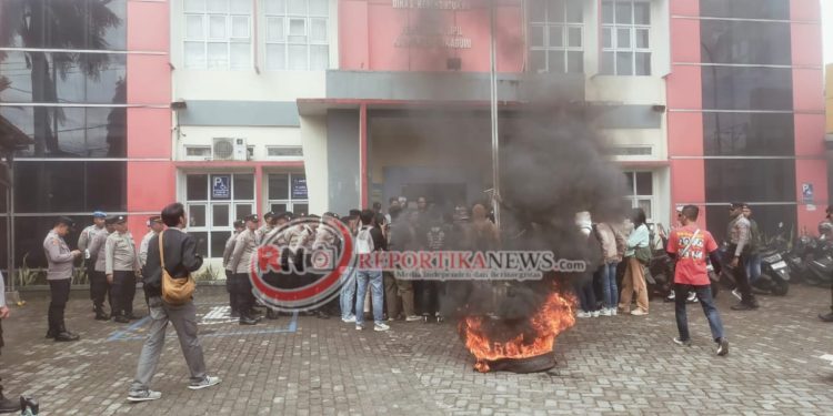 Soroti Buruknya Pelayanan dan Dugaan Mark Up Anggaran, Puluhan Aliansi AMI Geruduk Kantor Disdukcapil Kab. Sukabumi