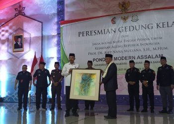 Jaksa Agung Muda Dr. Asep Nana Mulyana, Resmikan Gedung Kelas 3 Pondok Putri Assalam