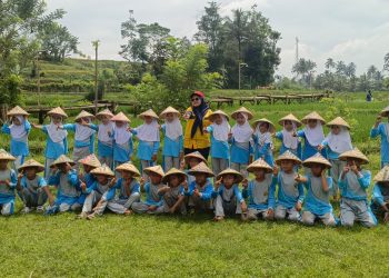 Laksanakan Kurikulum Merdeka SDN SRIWEDARI I Kota Sukabumi Kunjungi Desa Wisata Cisande