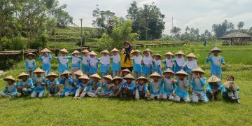 Laksanakan Kurikulum Merdeka SDN SRIWEDARI I Kota Sukabumi Kunjungi Desa Wisata Cisande