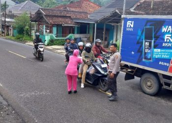 Hari ke-5 Ramadan 1446 Hijriah, Polsek Warungkiara Bagikan Ratusan Paket Takjil Kepada Pengendara