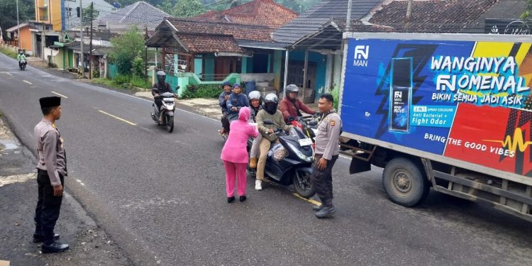 Hari ke-5 Ramadan 1446 Hijriah, Polsek Warungkiara Bagikan Ratusan Paket Takjil Kepada Pengendara