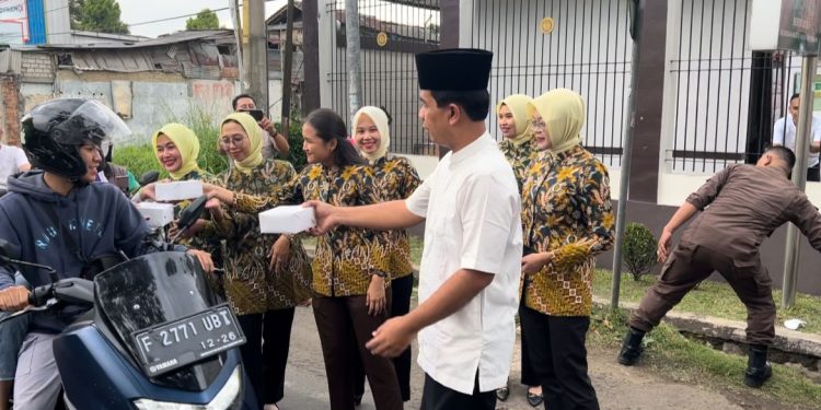 Ratusan Takjil Ramadhan Diberikan Kejaksaan Negeri Kab. Sukabumi, Masyarakat Sumringah